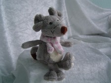 Maus grau sitzend - weich gefüllt - aus weichem Stoff - mit Schal - 14 cm