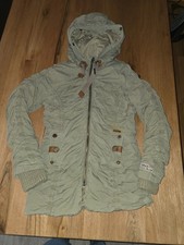 sandfarbene Winterjacke für