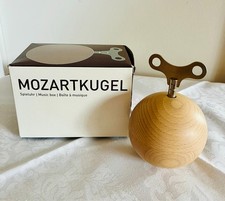  Spieluhr in Mozartkugel aus