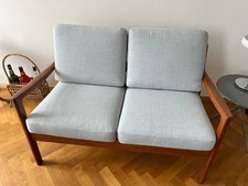 Sofa 2-Sitzer, graue Kissen
