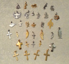 Großes 33-teiliges Edelstahl-Figuren-/Kreuze-/Letter-Anhänger-Konvolut - NEU -