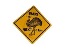 EMUS NEXT 5 km Altes kleines Verkehrs Schild Gelb/Orange 9 cm Australien Deko