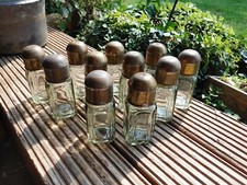 11 alte Gläser mit Messing