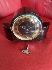 Stutzuhr zierlich mit Pendel und Schlüssel