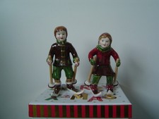 2 Porzellan Figuren - Skiläufer in X-Mas Geschenkebox - 10 - 11 cm hoch