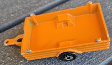 Orangener Autoanhänger