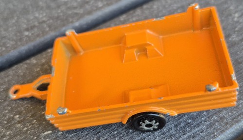Orangener autoanhänger - orangener,
