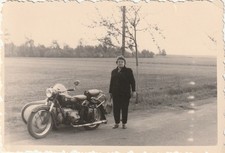 Vintage Foto Frau mit BMW