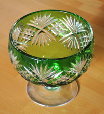 Kristallglas Schale grüner Überfang ca. 18,5 cm hoch; ca. 20 cm Durchmesser