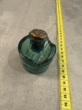 altes Tintenfass in grünem