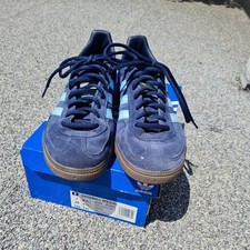 Dunkelblaue Adidas Spezial zu