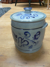 Großer Keramik Steingut Topf Deckel Blaumalerei grau blau lasiert gemarkt MR
