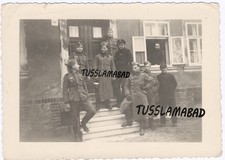 Soldaten in Gottberg vor Haus