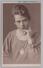 Portrait Frau mit Kette