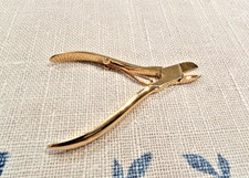 1 Pfeilring Hautzange  / Nagelzange Nr. 3301  goldfarben für Maniküre & Pediküre