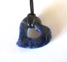 Sodalith ~ Herz in Herz ~ Donut ~ Anhänger ~ Edelstein + 1 Lederband schwarz