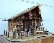 Weihnachtskrippe Blockhausstil, Holz, handgearbeitet mit Figuren und Beleuchtung