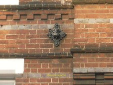 Foto 12x8 (A4) Metallrosette auf dem ehemaligen Kreuzschlüssel Kneipe Lesung c2011