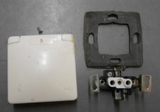 Alte VEB RFT DDR Schukosteckdose UP unter Putz weiß quadratisch Klappdeckel IP41