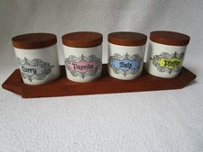 Alka Kunst Bavaria Menage 4 Porzellan Gewürzdosen mit Deckel auf Teak Holzbrett