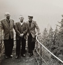 Drei Männer stehen auf