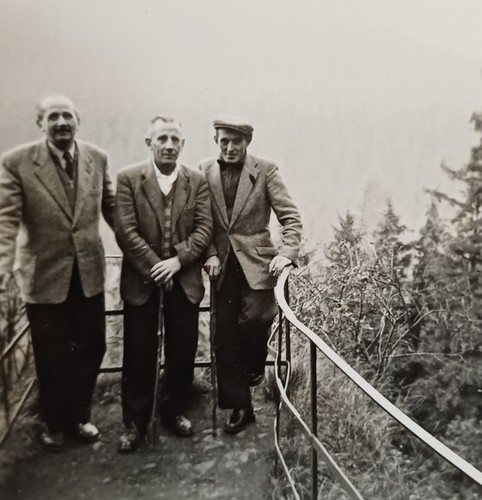 Drei männer stehen auf - stehen,