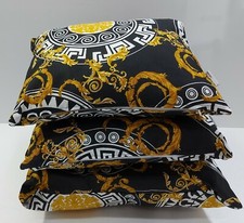 DREI MÖBELKISSEN MIT