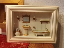 Diorama Puppenstube Schaukasten Wandbild Badezimmer Holzrahmen weiß Bilderrahmen