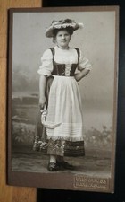 stehende junge Frau in Tracht