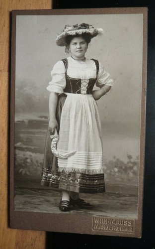 Stehende junge frau tracht - in,