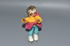 Peter Mecki mit Schlittschuhe Igel antik alt kleine Figur Fach #B4