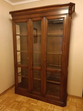 Selva Vitrine "Bernini" Nussbaum Antik.In sehr gutem Zustand