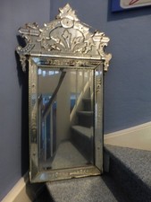 alter Spiegel mit aufwendigen Glasverzierungen 