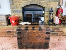 Alte antike Eichentruhe