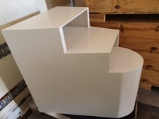 Möbelstück, Podest in Treppenform, gebraucht, für Ausstelliungsstücke, Blumen,  