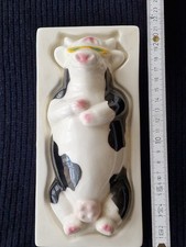 Kuh aus Porzellan, auf Rücken liegend