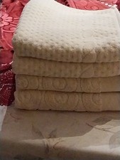 4 X Handtücher  100% Baumwolle 95 cm X 51 cm Lagen nur im Schrank. Marken.