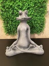 YOGA-FROSCH im Lotussitz