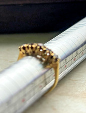 Ring+Gold-  750/18 Kt+Gelbgold+5 Granten + dunkelrot