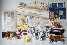 Bastelbedarf Konvolut Mobile Utensilien Holz Metall Bastseide Plättchen Perlen