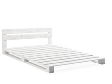 Palettenbett mit Kopfteil