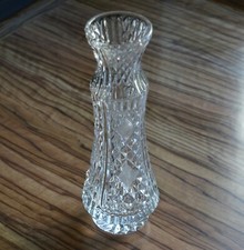 Vase Glas geschwungene Form mit Sockel 22 cm hoch Öffnung 5 cm 630 Gramm