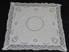 Mitteldecke, BW, 75 x 75 cm, Reicher Spitzenrand Klöppelspitze weiß -Löcher! -