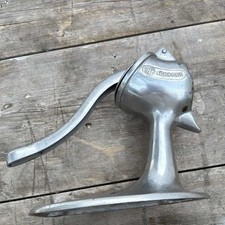 Massive Saftpresse – Küchen-Perle aus Aluminiumguss – Zitruspresse Zitronen