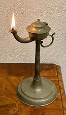 Antike Öllampe mit Behälter