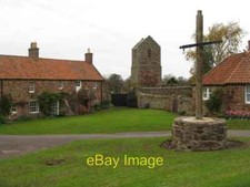 Foto 6x4 Dorf grün bei Stenton alte rote Sandsteinhütten, der Turm um 2010