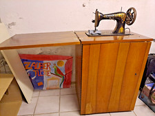 Singer,  Alte Nähmaschine mit Versenkvorrichtung im Schrank Pedal goldene Zierde