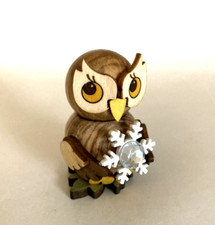 Eulenkind mit Schneekristall