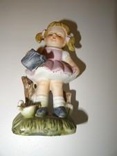 Hummel Figur, Goebel Mädchen mit Gießkanne und kleiner Vogel (Ente)