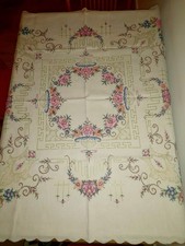 Sehr feingestickte Tischdecke